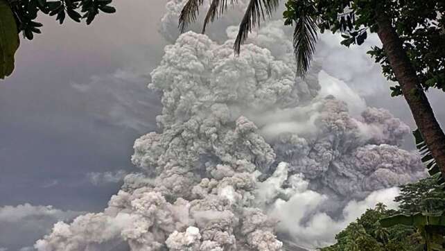 Evakuierungen nach neuem Ausbruch von Vulkan in Indonesien